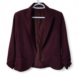 Amanda + Chelsea Pique Cropped Blazer in Burgundy